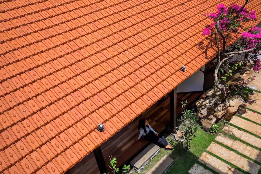 Mái hiên gạch ngói đỏ là hình ảnh quen thuộc trong kiến trúc truyền thống của người Việt. Ảnh: Hiroyuki Oki