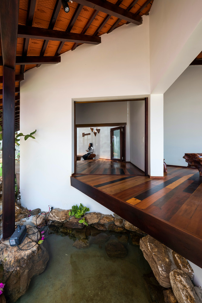 Chất liệu gỗ được sử dụng làm sàn giúp không gian mát mẻ hơn. Ảnh: Hiroyuki Oki