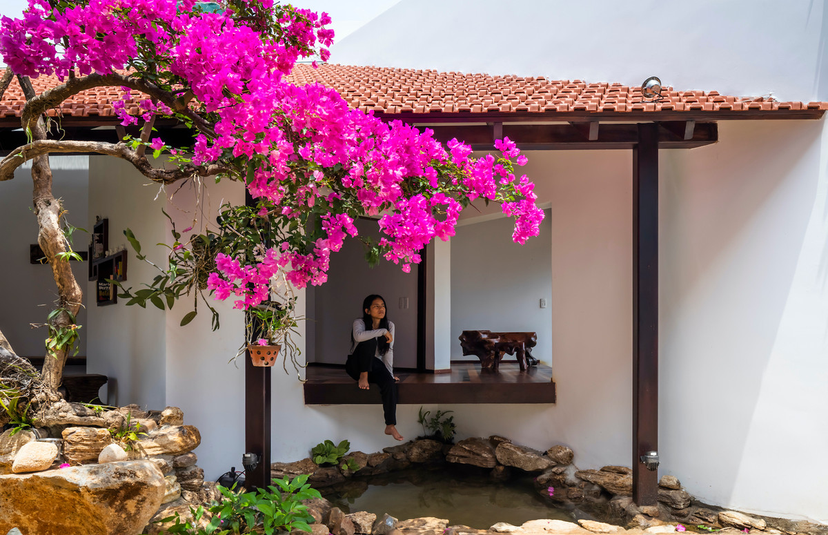 Cấu trúc không gian của Trúc Lâm Anh Retreat là ngôi nhà sàn dân tộc có độ cao vừa tầm thư thái, bước vài bậc sẽ đến chỗ quây quần, cũng là góc liên kết thị giác với nhà trên, xóm dưới. Ảnh: Hiroyuki Oki