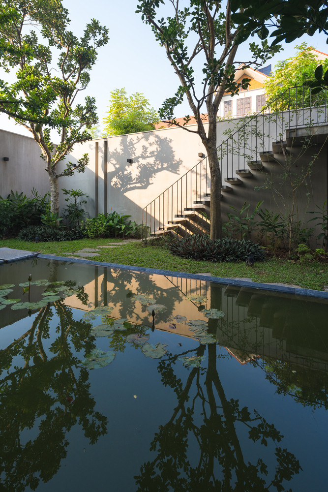 Căn nhà gồm hai phần, hòa quyện hài hòa vào nhau: khối nhà và khu vườn. Khu vườn mở rộng rãi nằm ở phía trước ngôi nhà, phía sau bức tường riêng khép kín. Ảnh: Triệu Chiến