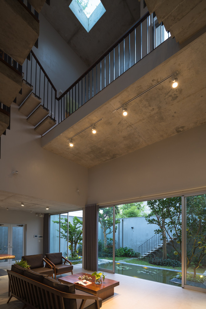 Từ phòng khách, gia chủ có thể cảm nhận đầy đủ những khoảnh khắc thay đổi của thiên nhiên và các hoạt động hàng ngày của ngôi nhà. Ảnh: Triệu Chiến