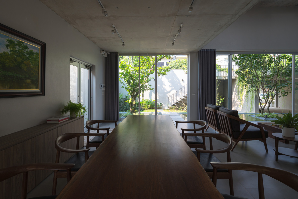 Tầng 1 gồm phòng khách, phòng ăn và bếp. Ảnh: Triệu Chiến