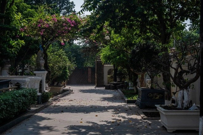 Phía trước căn biệt thự là khoảng sân rộng để trồng cây cảnh và cây ăn trái. Ảnh: FBNV