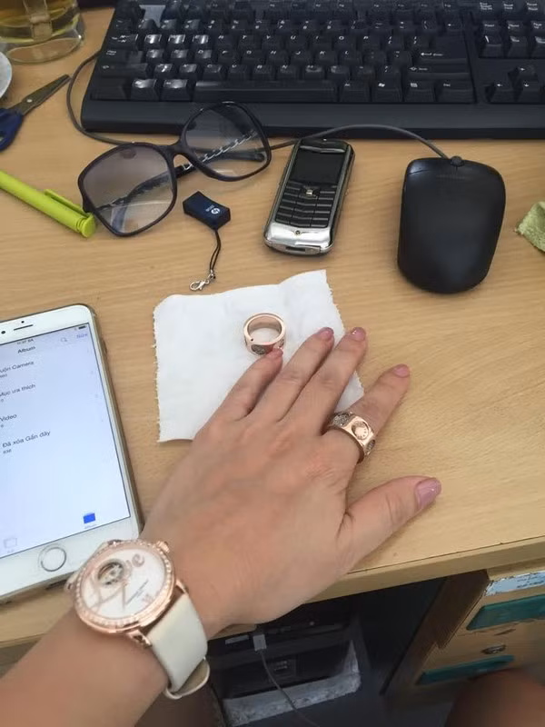 Mỗi lần cô đăng hình ảnh các phụ kiện như vòng tay, nhẫn, đồng hồ... đều thu hút sự chú ý. Ảnh: FBNV