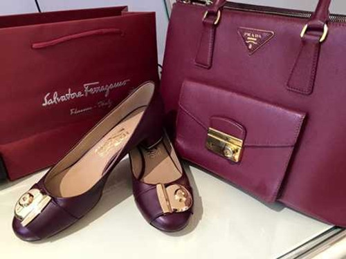 Túi xách, giày đến từ các thương hiệu Prada, Falvatore ferragamo. Ảnh: FBNV