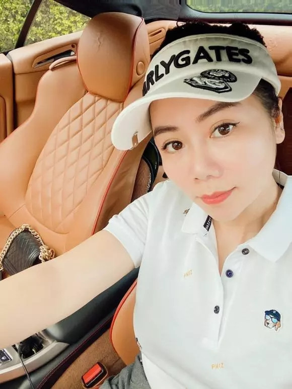 Vợ của "đại gia kim cương" cũng được nhiều người biết đến với những món đồ hàng hiệu đắt tiền. Ảnh: FBNV