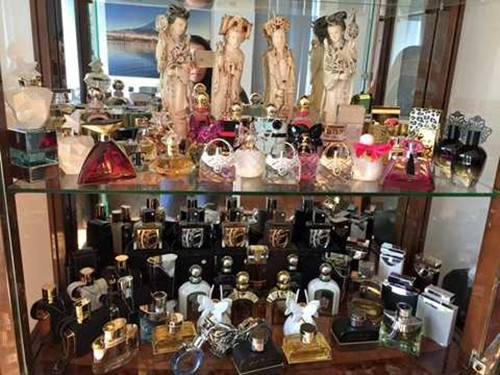 Bộ sưu tập nước hoa "khủng" với đủ thương hiệu nổi tiếng khiến nhiều người trầm trồ. Ảnh: FBNV