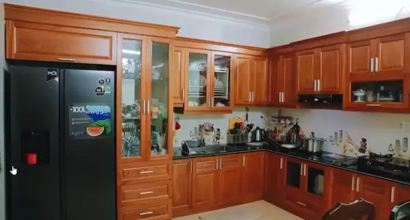 Nhà bếp khang trang, đầy đủ vật dụng phục vụ công việc nấu nướng. Ảnh chụp màn hình