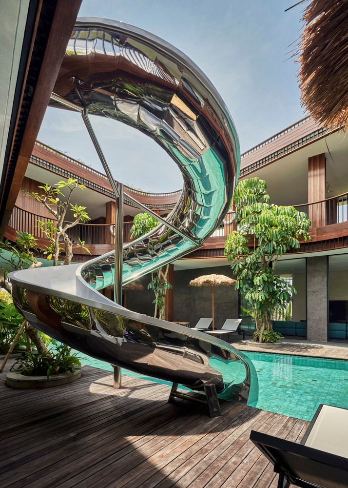 Không chỉ đưa ánh sáng và gió đi khắp nơi, giếng trời còn tạo nhịp điệu không gian, mang đến cảm giác chuyển động liên tục và kết nối không gian đa chiều. Ảnh: KIE