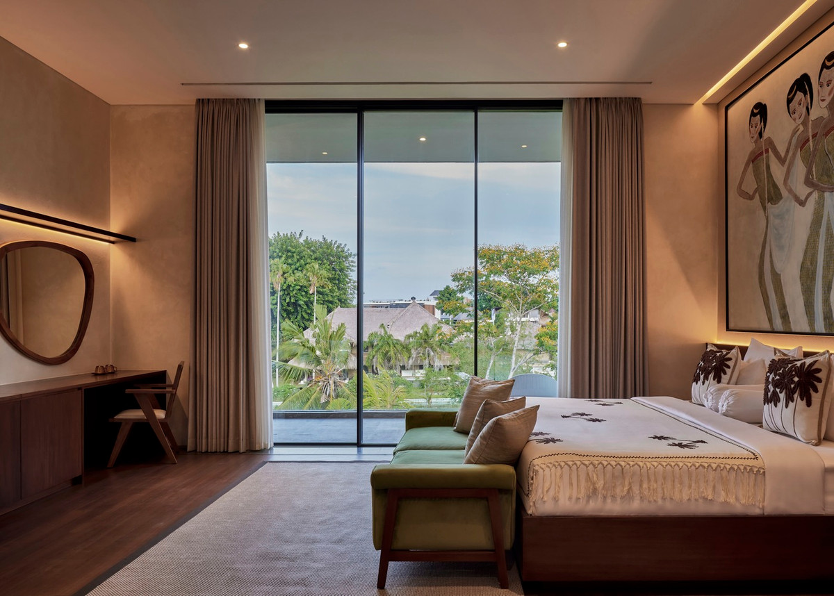 Các phòng ngủ đều có ban công hoặc cửa sổ lớn hướng ra khung cảnh thiên nhiên bên ngoài. Ảnh: KIE