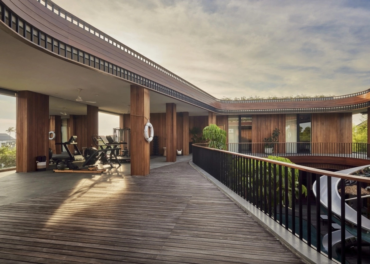 Tầng 2 của căn biệt thự là khu vực tập thể thao riêng biệt với đầy đủ dụng cụ, hướng tầm nhìn rộng thoáng ra khu vực giếng trời. Ảnh: KIE