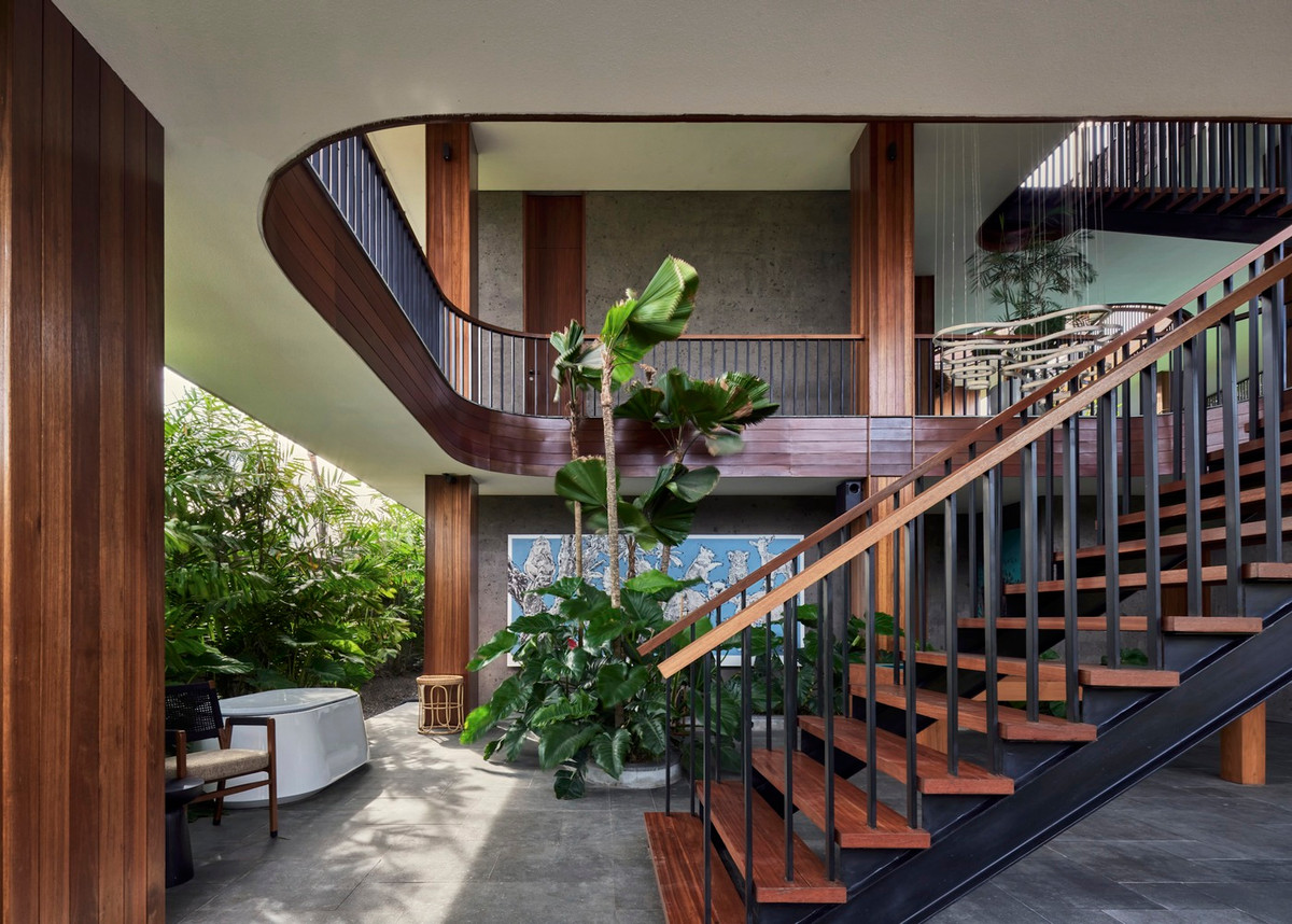 Nhờ thiết kế này, các khu vực sinh hoạt bên trong được thông gió tự nhiên, ánh sáng khuếch tán đều khắp mọi ngóc ngách. Ảnh: KIE