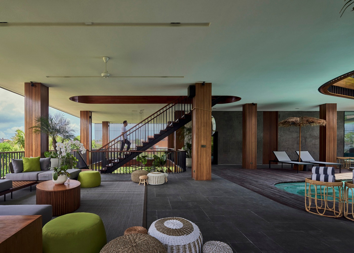 Phòng khách ở tầng 1 kết nối trực tiếp với bể bơi và không gian thư giãn ngoài trời. Ảnh: KIE