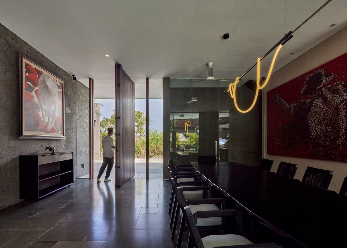 Khu vực ăn uống thiết kế rộng rãi, đáp ứng nhu cầu sử dụng của các thành viên trong gia đình. Ảnh: KIE