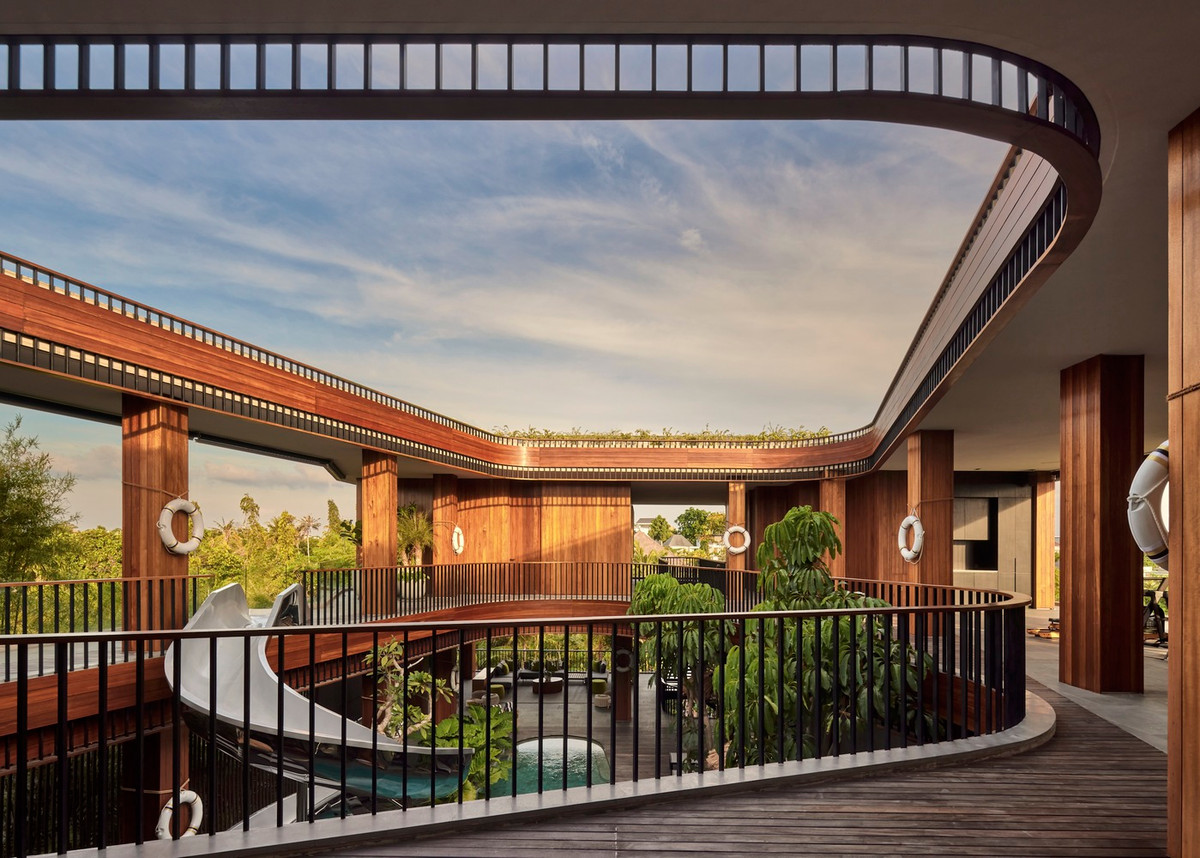 Xung quanh giếng trời là hệ thống cầu thang bay và lan can cách điệu dạng xoắn giống như dải băng đang chuyển động. Ảnh: KIE