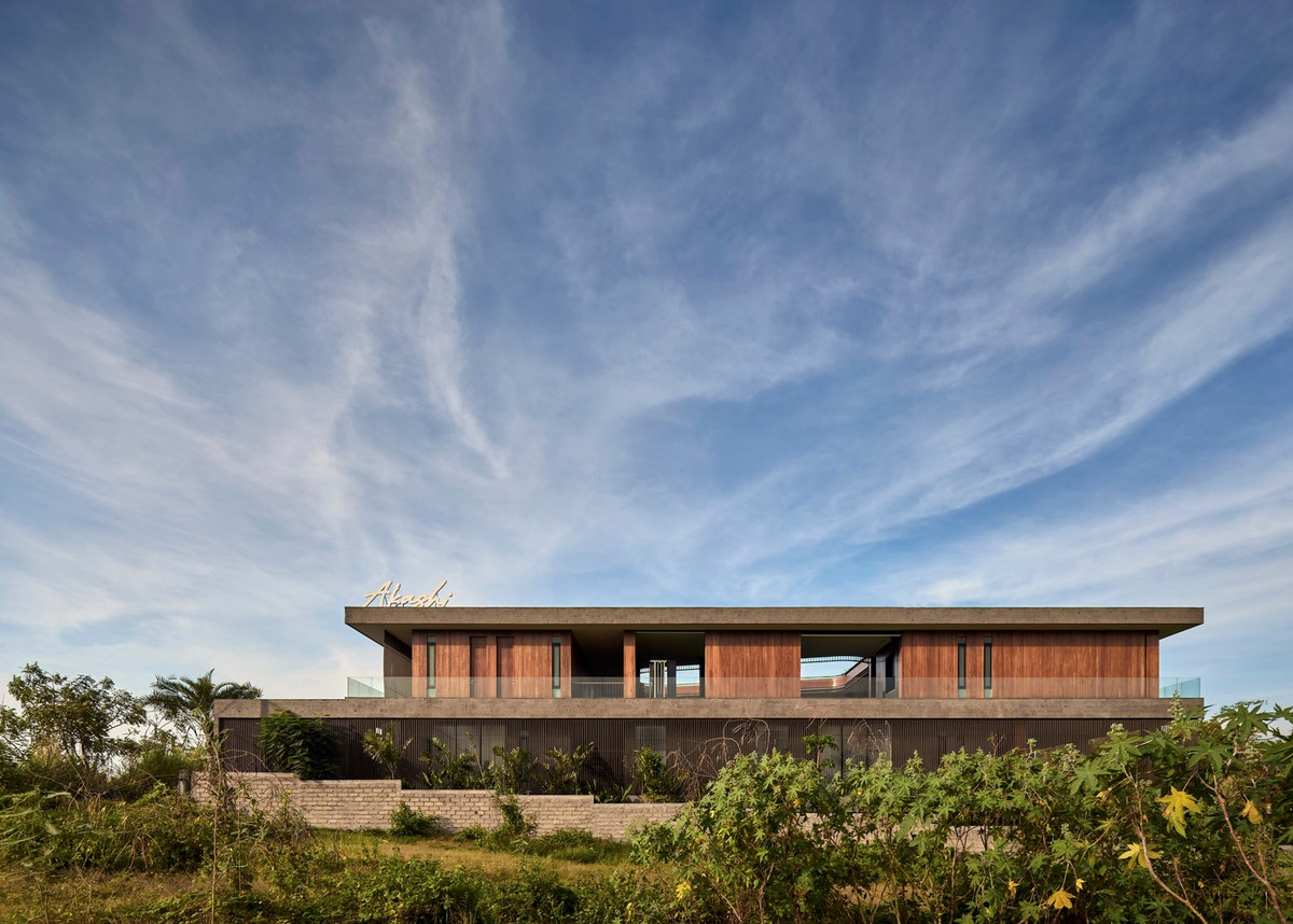 Tọa lạc tại hòn đảo Bali (Indonesia) thơ mộng, căn biệt thự 2,5 tầng xây trên lô đất rộng 1.300m2, gây ấn tượng với ngôn ngữ thiết kế hiện đại, tập trung vào sự gắn kết với thiên nhiên. Ảnh: KIE