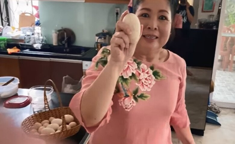 Nữ nghệ sĩ thu hoạch nhiều trứng gà, trứng ngỗng - thành quả từ việc nuôi gia cầm trong vườn. Ảnh chụp màn hình
