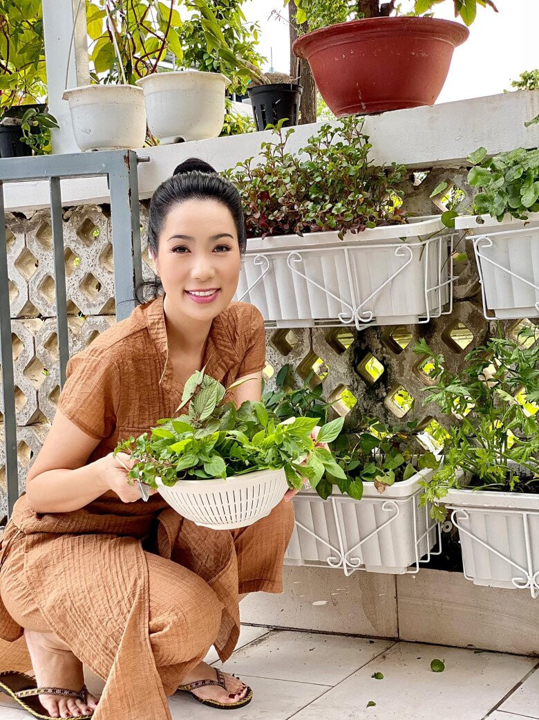 Trước đó, nữ nghệ sĩ hào hứng khi được thu hoạch rau tươi ngon trong vườn nhà. Ảnh: FB Trịnh Kim Chi