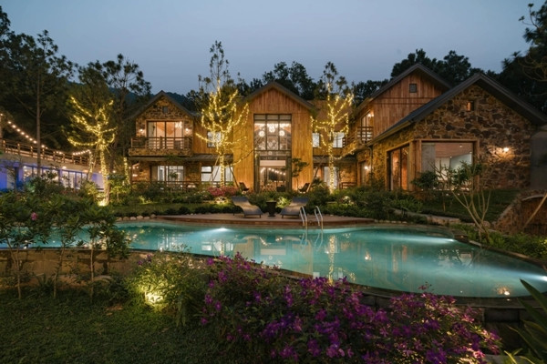 Nằm trên đồi thông, biệt thự được bao quanh bởi cây cối xanh mát. Ảnh: Ngoisao