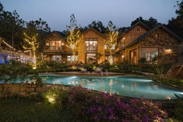 Nằm trên đồi thông, biệt thự được bao quanh bởi cây cối xanh mát. Ảnh: Ngoisao