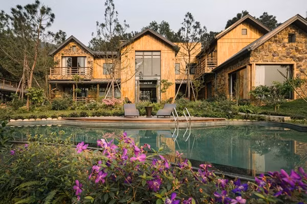 Biệt thự của ca sĩ Trọng Tấn mang phong cách rustic đậm chất cổ điển châu Âu, sử dụng các vật liệu thân thiện với môi trường như gỗ và đá tự nhiên. Ảnh: Baophunuthudo