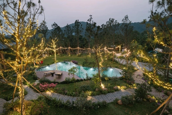 Trong khuôn viên biệt thự, Trọng Tấn còn cho trang bị hệ thống đèn ngoài trời như dây đèn quấn quanh cây, đèn treo với kiểu dáng thủ công để tăng thêm vẻ lung linh vào ban đêm. Ảnh: Ngoisao