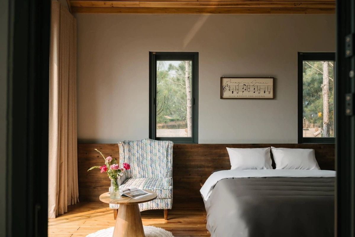 Phòng ngủ hạn chế đồ đạc, ưu tiên nội thất màu sắc dịu nhẹ. Ảnh: Ngoisao