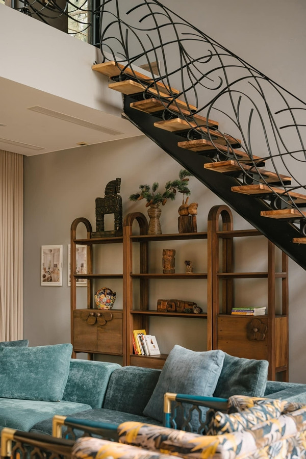 Phòng khách thiết kế mở với tone màu trung tính, sofa bọc vải nhung nổi bật. Ảnh: Baophunuthudo