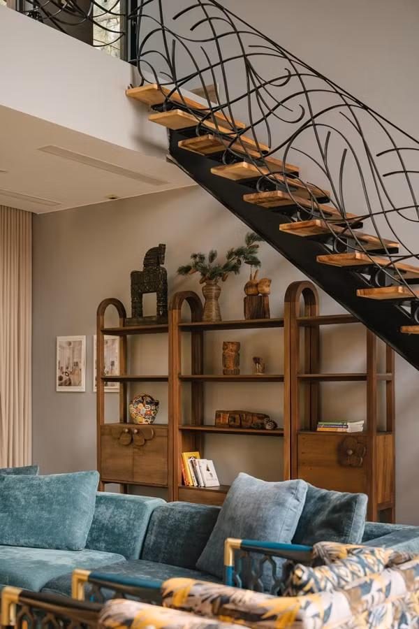 Phòng khách thiết kế mở với tone màu trung tính, sofa bọc vải nhung nổi bật. Ảnh: Baophunuthudo