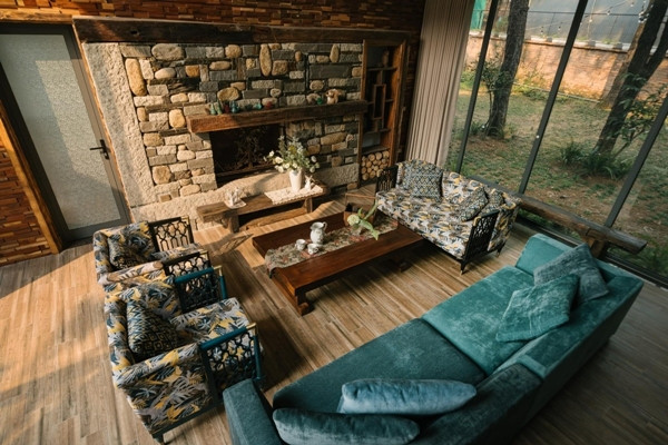 Các cửa kính lớn giúp tận dụng ánh sáng tự nhiên, kết nối không gian bên trong và bên ngoài. Ảnh: Baophunuthudo