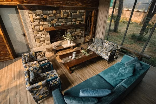 Các cửa kính lớn giúp tận dụng ánh sáng tự nhiên, kết nối không gian bên trong và bên ngoài. Ảnh: Baophunuthudo