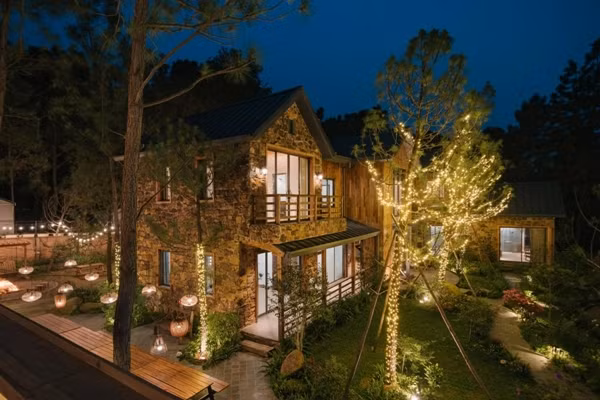 Ngoài ngôi nhà phố giữa trung tâm Hà Nội và nhà vườn tại Thanh Hóa, ca sĩ Trọng Tấn còn sở hữu căn biệt thự 4.000m2 giữa đồi thông Sóc Sơn. Ảnh: Ngoisao