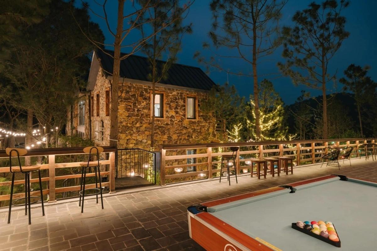 Biệt thự còn có góc giải trí view rừng thông tuyệt đẹp. Ảnh: Ngoisao