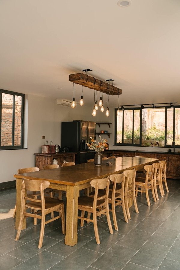 Phòng bếp rộng rãi, hiện đại, đầy đủ dụng cụ nấu nướng như bếp từ, tủ lạnh, bát đũa...Ảnh: Baophunuthudo