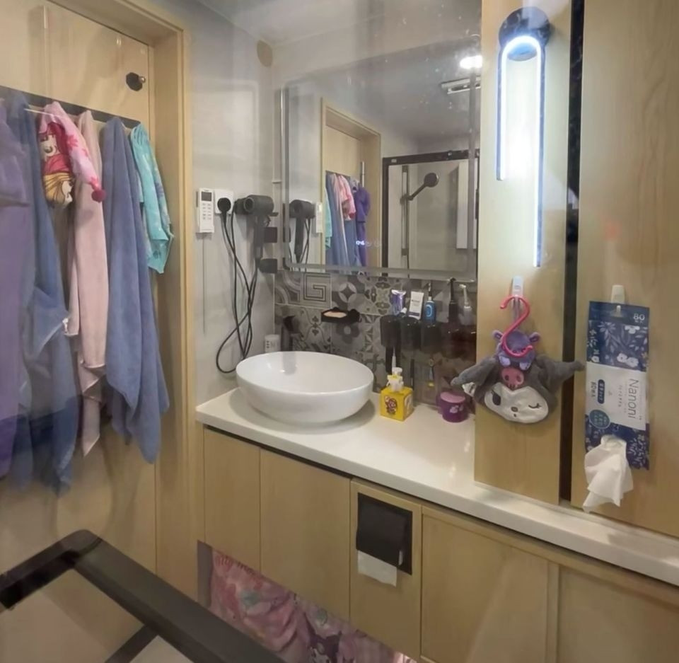 Phòng tắm rộng hơn một chút so với nhà bếp, được chia thành 2 khu vực khô và ướt. Ảnh: QQ