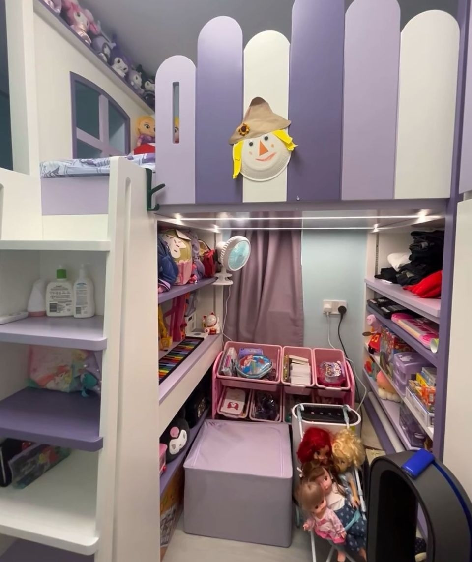 Phòng ngủ phụ nhỏ tận dụng tối đa với giường tầng, trẻ ngủ ở tầng trên, còn tầng dưới là tủ lưu trữ đồ đạc. Ảnh: QQ