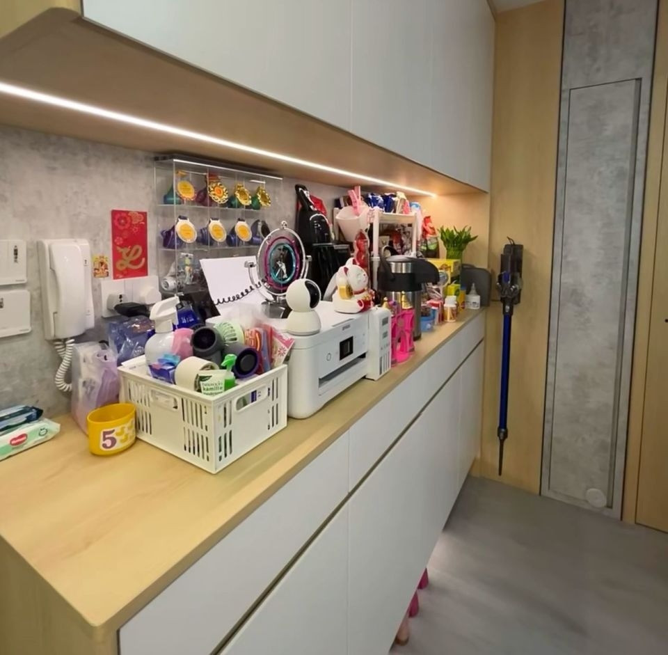 Ngay khi bước vào nhà là chiếc tủ bốn ngăn đặt ở phía bên phải. Kệ tủ phía trên cất giữ những món đồ ít sử dụng, phía dưới được tận dụng để đựng giày dép. Ảnh: QQ