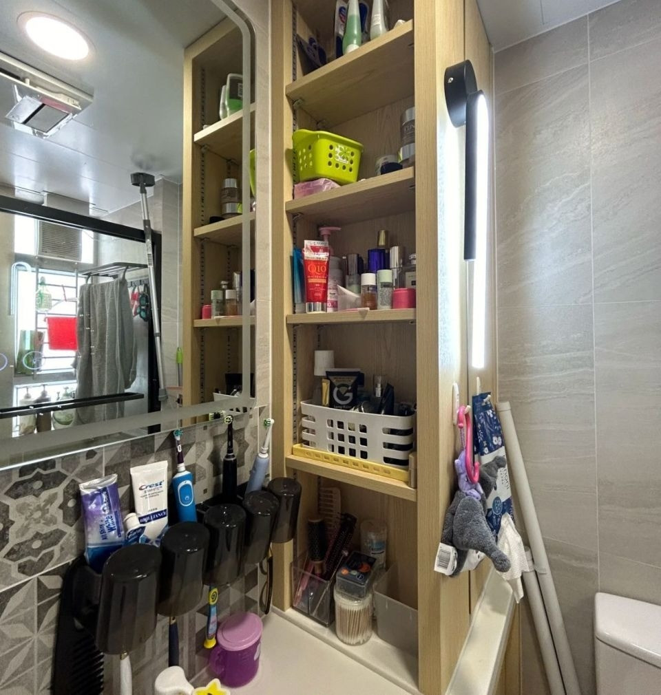 Cạnh bồn rửa, có một chiếc tủ nhỏ nhiều ngăn, dùng để cất giữ đồ dùng vệ sinh cá nhân. Ảnh: QQ