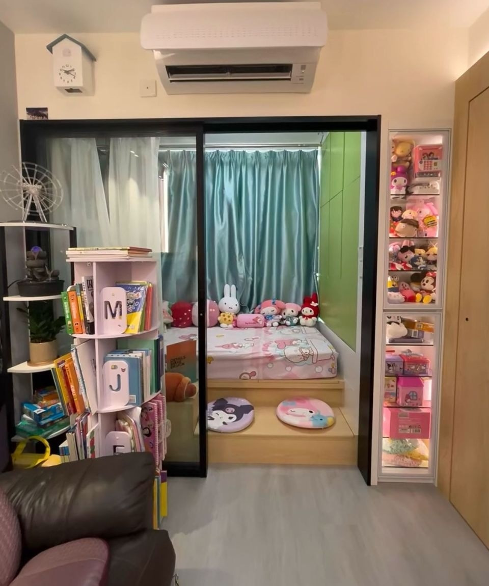 Phòng ngủ chính bên cạnh phòng khách được ngăn cách bởi một cửa trượt kính trong suốt. Phía dưới giường có thể cất giữ vật dụng không cần thiết, tạo không gian gọn gàng. Ảnh: QQ