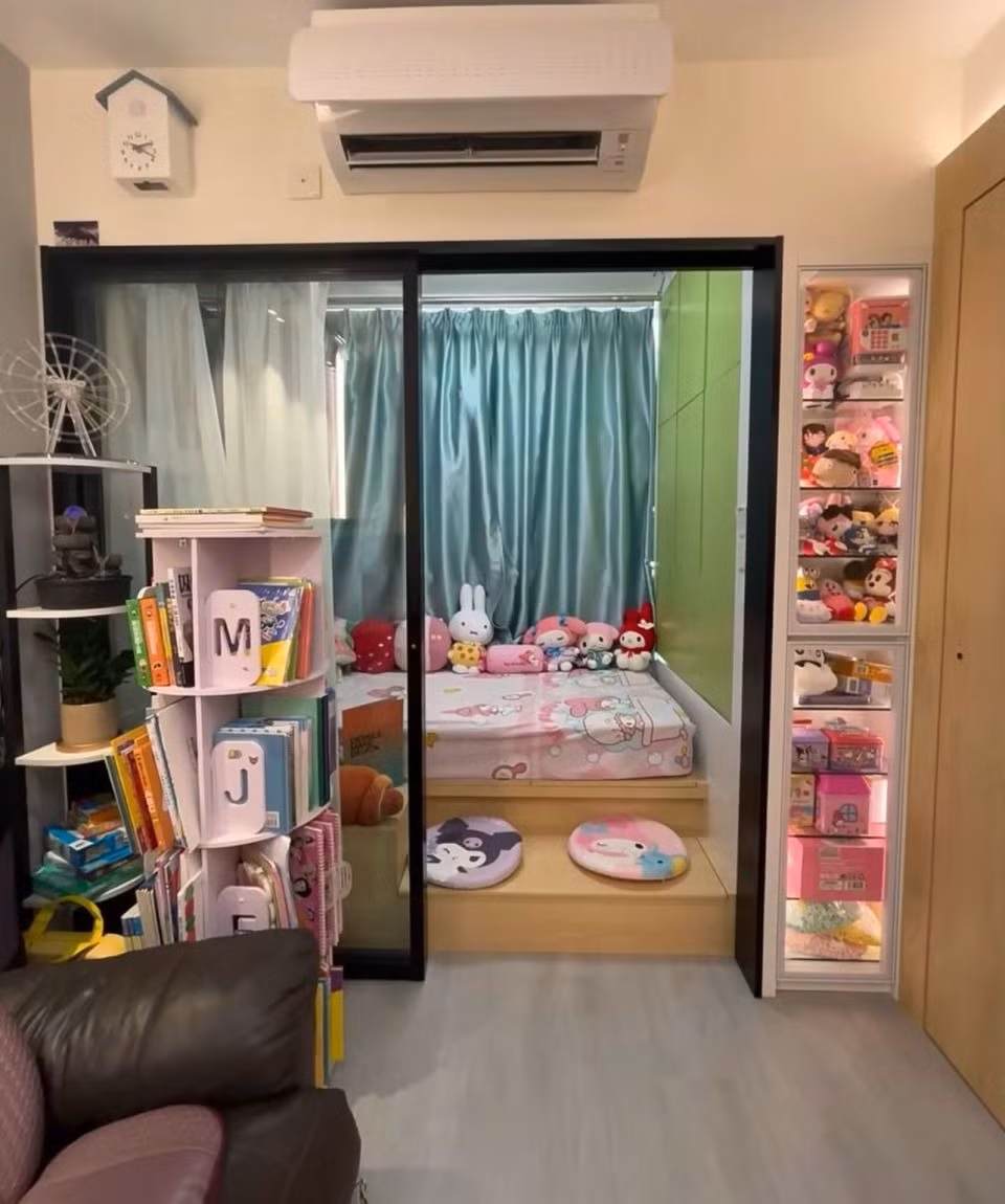 Phòng ngủ chính bên cạnh phòng khách được ngăn cách bởi một cửa trượt kính trong suốt. Phía dưới giường có thể cất giữ vật dụng không cần thiết, tạo không gian gọn gàng. Ảnh: QQ