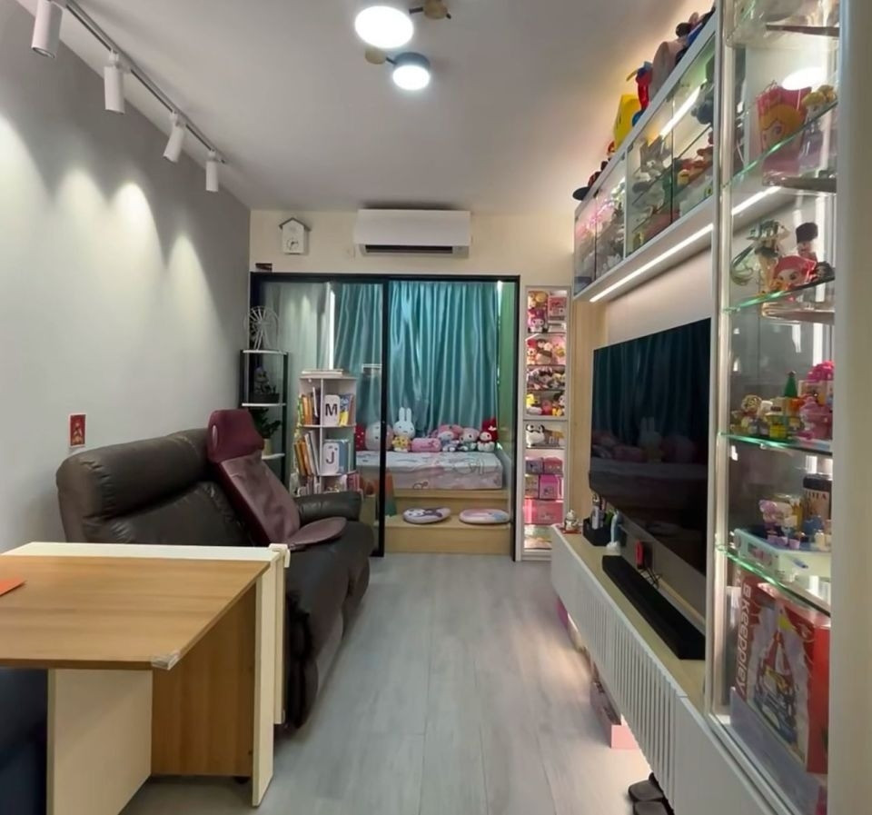 Chiếc bàn gấp có thể mở ra và trở thành một bàn ăn nhỏ, đủ cho cả gia đình 5 người ngồi. Ảnh: QQ