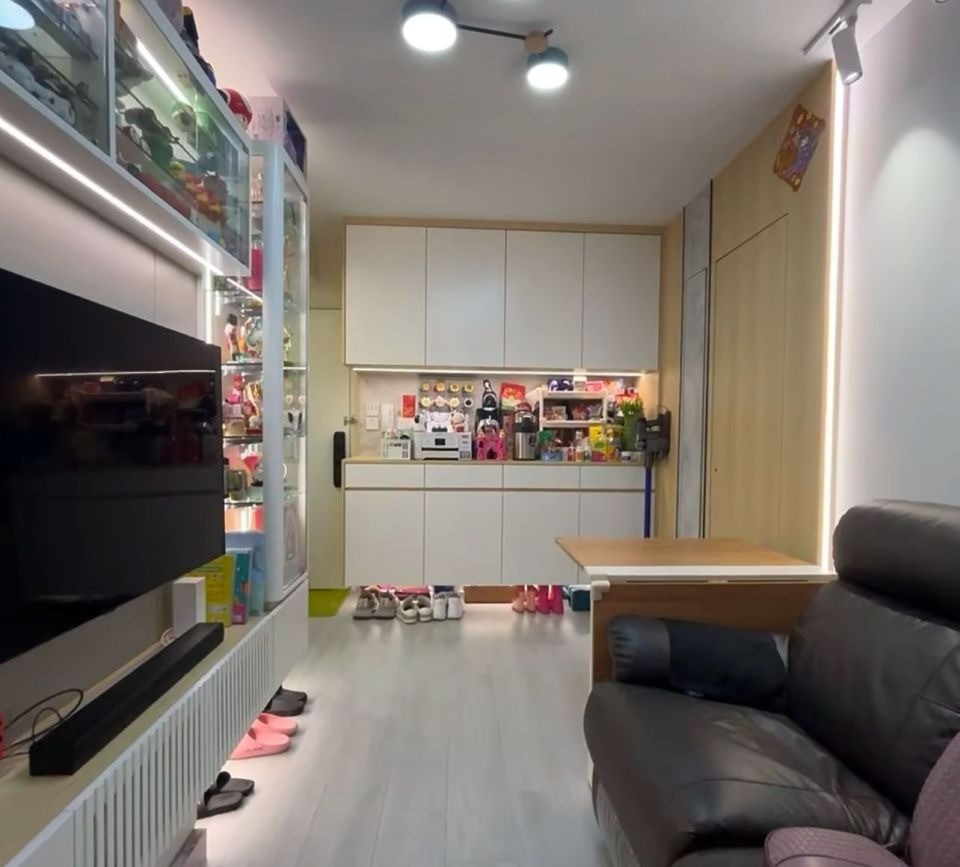 Phòng khách thiết kế khá hẹp nên không sử dụng bàn trà. Thay vào đó là một chiếc bàn gấp bên cạnh sofa. Ảnh: QQ