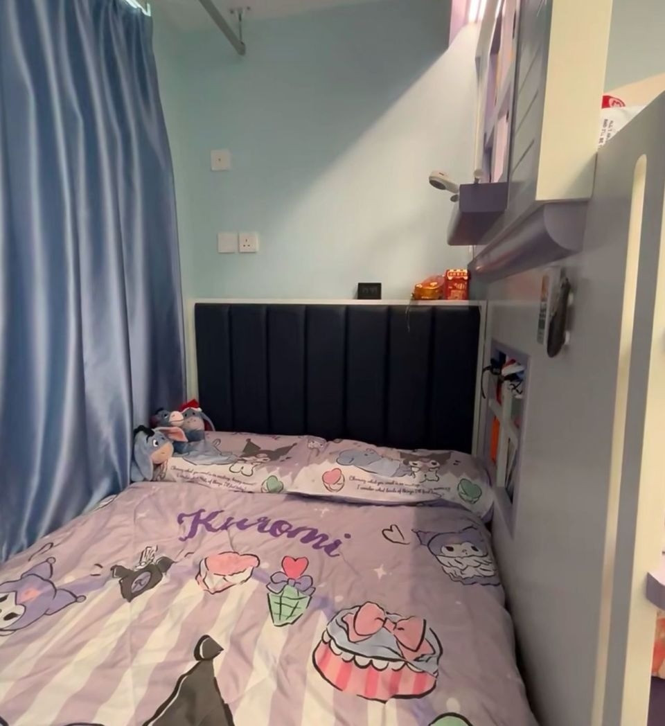 Giường của ông bà đặt cạnh giường tầng của cháu, tạo sự riêng tư mà vẫn tiết kiệm diện tích. Ảnh: QQ