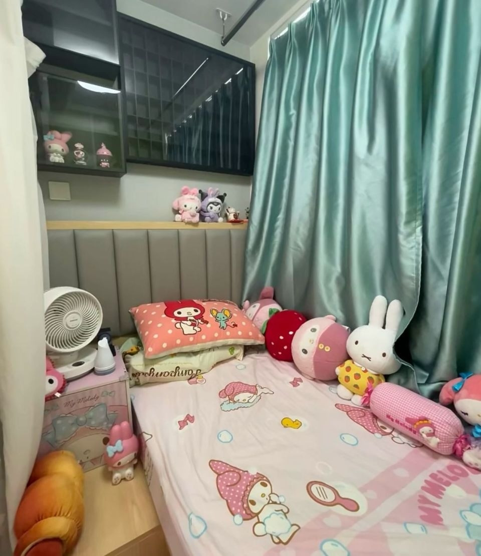 Khu vực đầu giường được thiết kế như một bàn nhỏ để đặt điện thoại, sách vở, hay ly nước. Cuối giường là tủ quần áo lớn. Ảnh: QQ