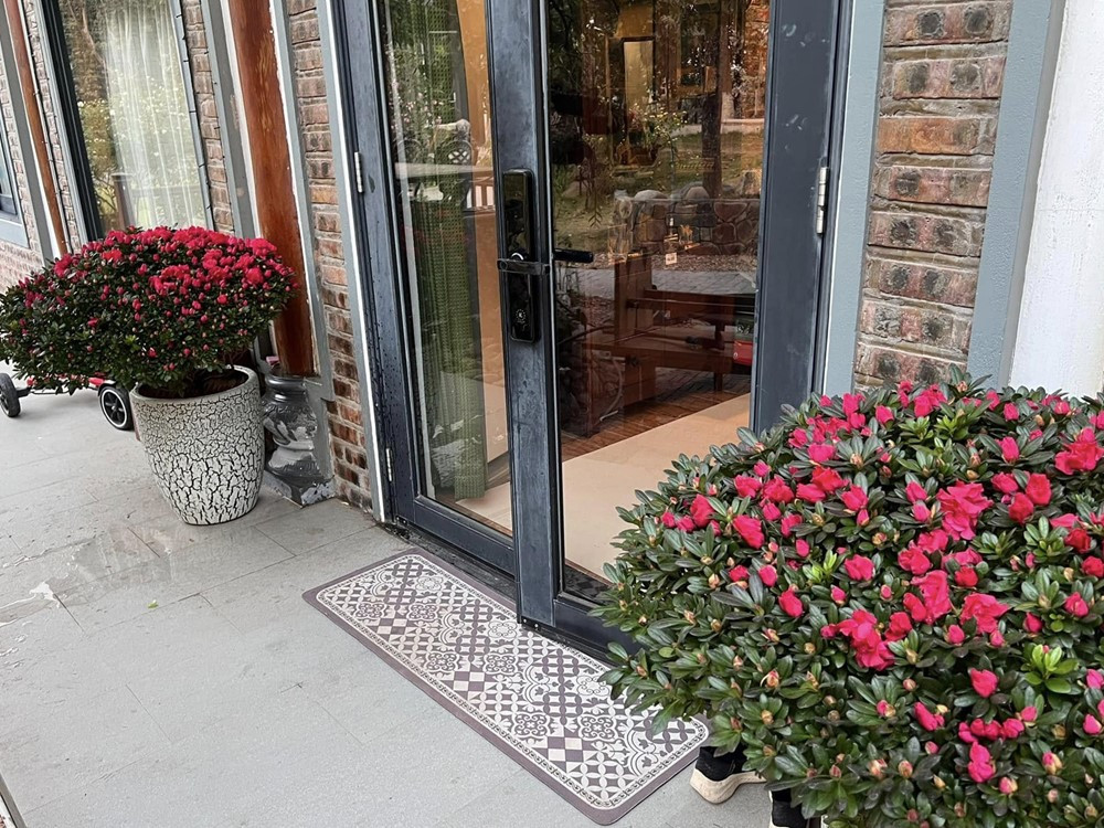 Trên trang cá nhân, chị Hồng Nhung - vợ Cục trưởng Cục Nghệ thuật Biểu diễn, NSND Xuân Bắc chia sẻ hình ảnh về ngôi nhà vườn ở ngoại thành Hà Nội, ngập tràn không khí Tết. Ảnh: FBNV