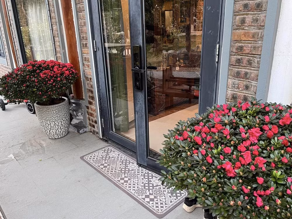 Trên trang cá nhân, chị Hồng Nhung - vợ Cục trưởng Cục Nghệ thuật Biểu diễn, NSND Xuân Bắc chia sẻ hình ảnh về ngôi nhà vườn ở ngoại thành Hà Nội, ngập tràn không khí Tết. Ảnh: FBNV