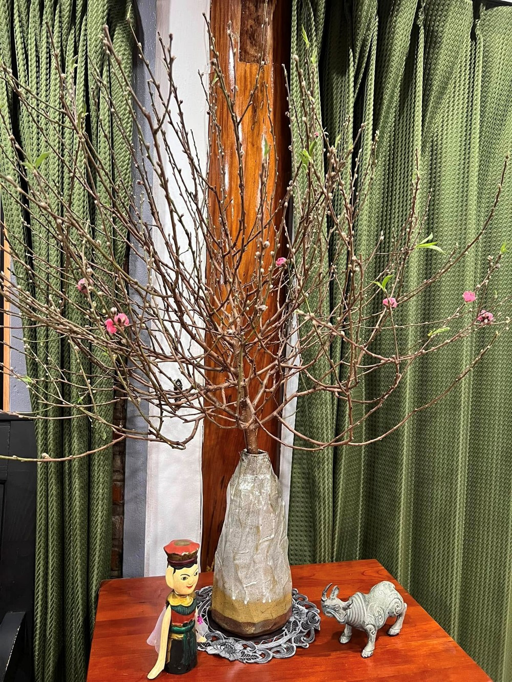 Điểm nhấn trong phòng khách là cành đào "siêu nụ". Ảnh: FBNV