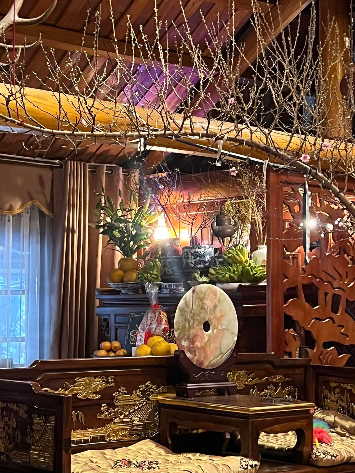 Trong nhà còn có cành đào dáng huyền lớn. Ảnh: FBNV