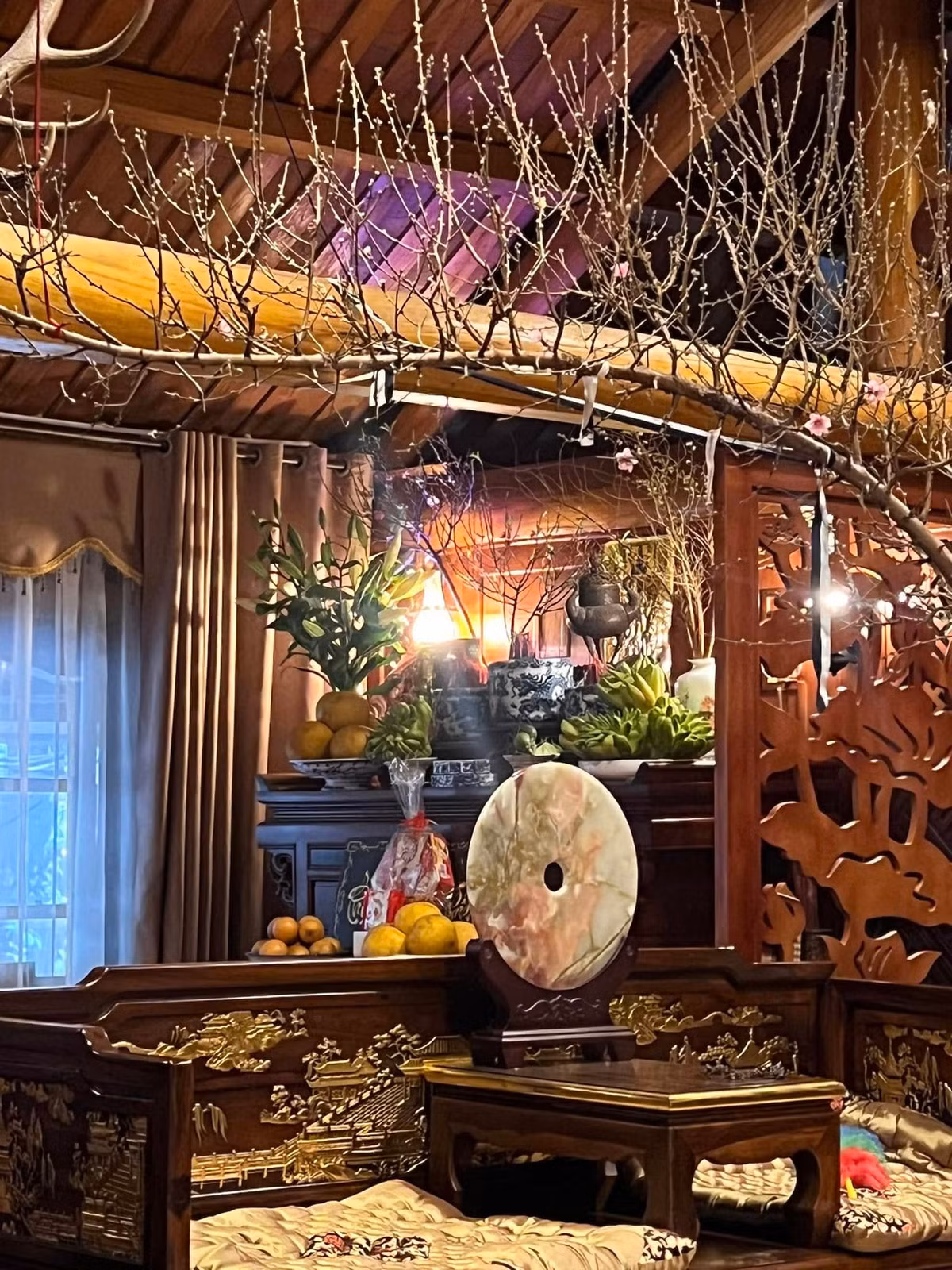 Trong nhà còn có cành đào dáng huyền lớn. Ảnh: FBNV