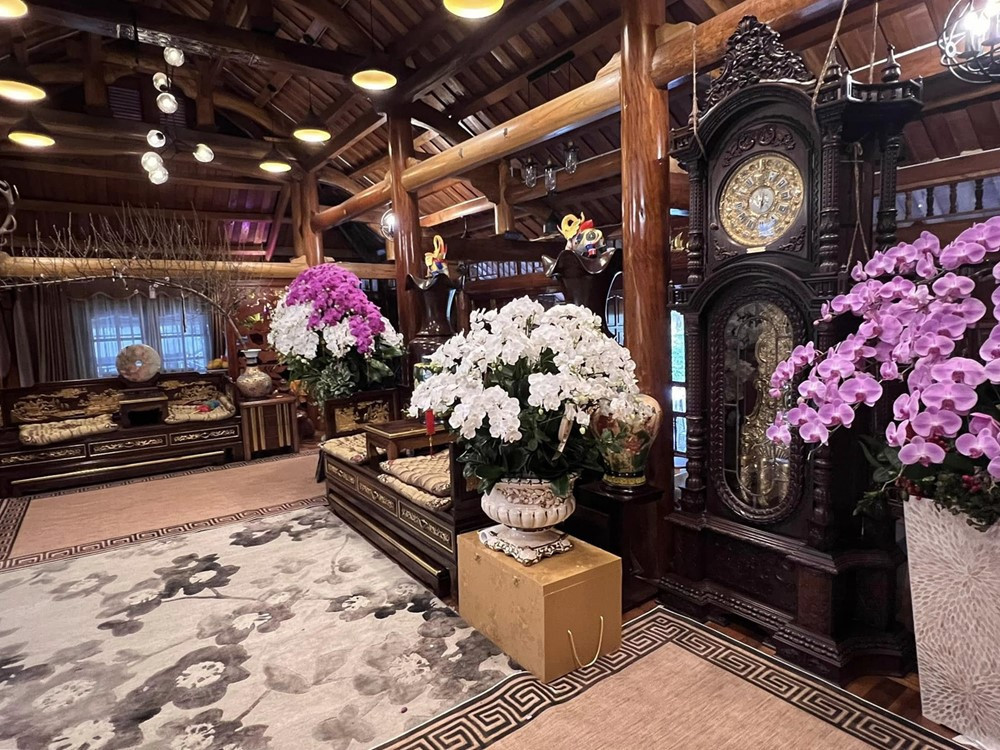 Ngôi nhà của NSND Xuân Bắc được trang trí rực rỡ với những chậu hoa đầy màu sắc. Ảnh: FBNV